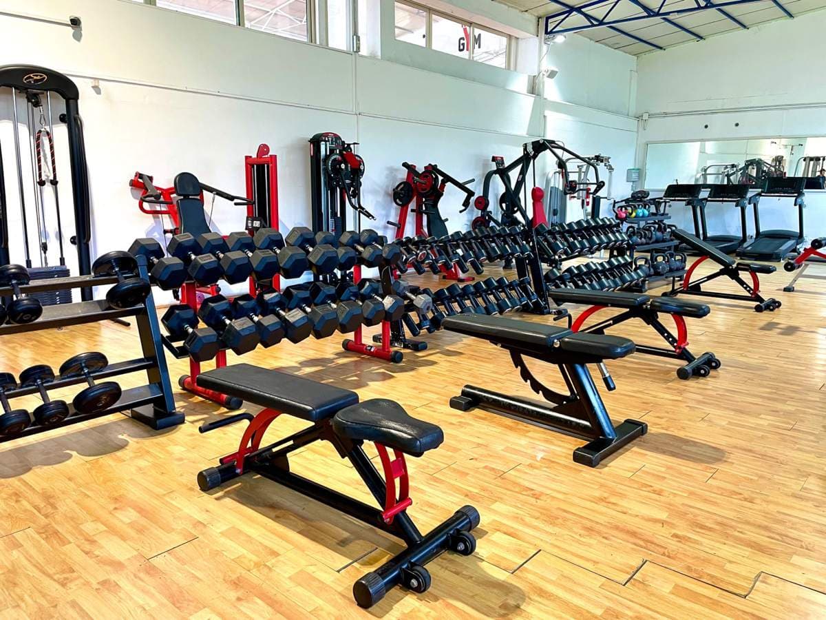 SALA PESI: FORZA, COSTRUZIONE E QUALITÀ DEL LAVORO Revolution Gym Bacoli